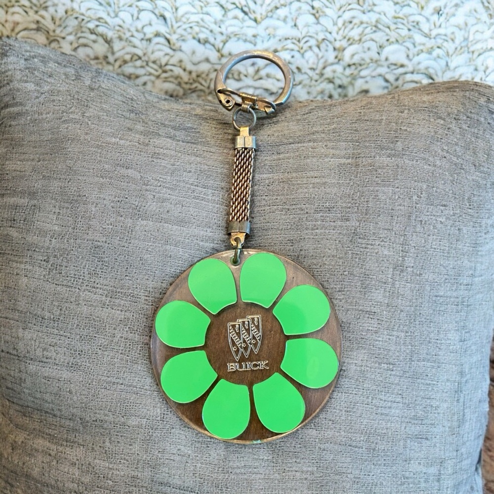 Vintage 1970s Buick Lucite Flower Keychain - Retro Green Acrylic Car Fob
